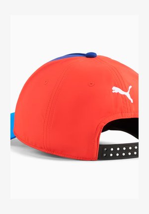 Cappellino da baseball regolabile rosso e blu con logo Puma bianco sul retro e cinturino nero con chiusura a scatto.