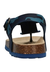 Børnesandal med en blå og grøn camouflage rem, korksål og en blå gummiydersål med en bagrem og spænde.