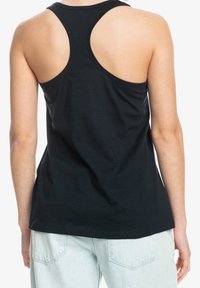 Czarny bawełniany top na ramiączkach z wycięciem na plecach typu racerback, z zaokrąglonym dołem i miękką teksturą. Tył prezentuje gładką, dopasowaną sylwetkę.