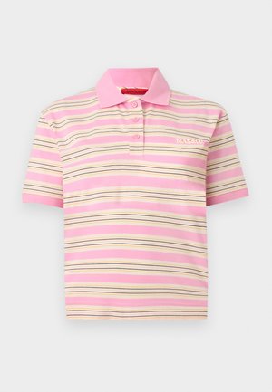 Korte mouw roze poloshirt met horizontale beige, witte en zwarte strepen, een kraag met knopen en een klein logo op de borst.