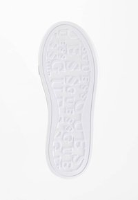 Suola di sneaker bianca con nome del marchio impresso in modo ripetitivo, superficie liscia, bordi arrotondati e un sottile pattern di grip attorno al perimetro.