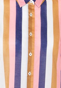 Skjorta med krage och knappar som har vertikala ränder i rosa, vitt, guld och marinblå. Tyget verkar slätt med en lätt lyster.