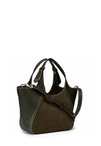 Borsa in pelle e suede marrone con manici superiori doppi, tracolla staccabile, cucitura bianca a contrasto e un design angolare e arrotondato.