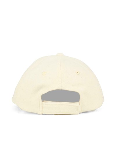 Cappello color crema con una texture di tessuto morbido. Presenta una visiera curva, una tracolla regolabile sul retro e fori di ventilazione.
