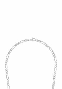 Collar de cadena Figaro de plata con enlaces cortos alternos de tres y un enlace ovalado alargado, asegurado por un cierre de langosta.