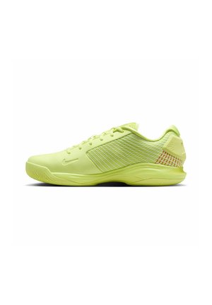 Des chaussures de sport néon jaunes avec un dessus texturé lisse, des panneaux en mesh et une semelle en caoutchouc. Présente des accents rayés sur le côté.