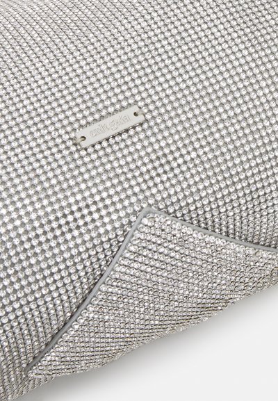 Silverfärgad clutchväska dekorerad med små, reflekterande rhinestones; har en slät, strukturerad form och en märkesetikett i silver.