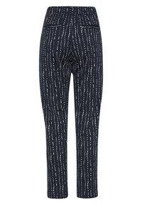 Pantalones azul marino con un patrón de puntos blancos verticales, con una cintura elástica y dos bolsillos traseros. Tejido de textura suave.