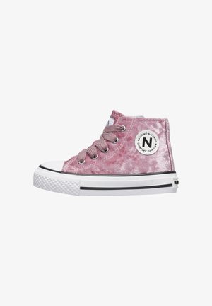 Samtige pinke High-Top-Sneaker mit einer weißen Gummisohle, schwarzem Streifen und rundem Logo-Patch. Mit grauen Schnürsenkeln und strukturiertem Finish.