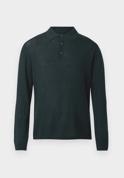 Σκούρο πράσινο μακρυμάνικο πουκάμισο τύπου πόλο από μαλακό ύφασμα, με γιακά και τρία κουμπιά, που διαθέτει μια διακριτική υφασμένη υφή σε όλη την επιφάνεια.