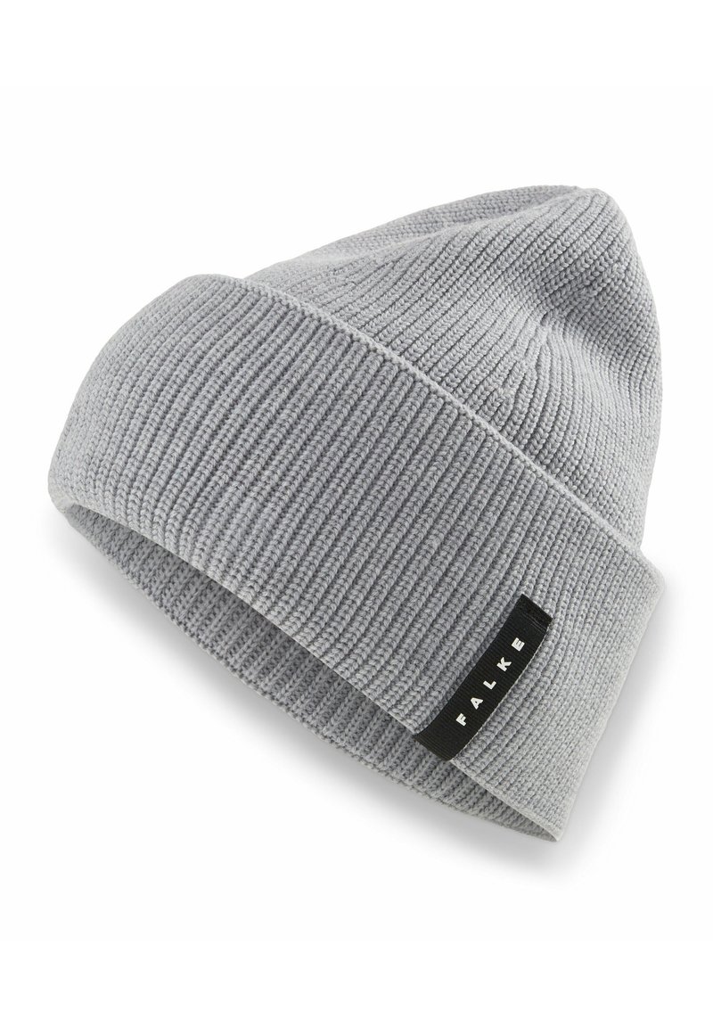 Beanie grigia a maglia con una texture a coste e un risvolto. Presenta un piccolo etichetta nera con il nome del marchio "FALKE" in lettere bianche.