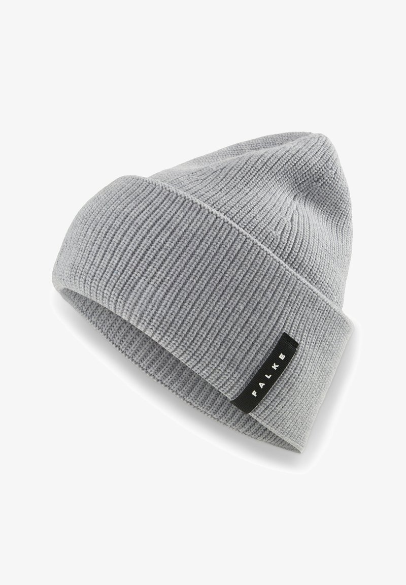 Grau gestrickte Mütze mit gerippter Textur und Umschlag. Verfügt über ein kleines schwarzes Etikett mit dem Markennamen "FALKE" in weißer Schrift.