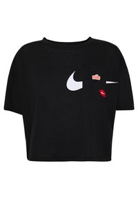 Czarny, oversizowy T-shirt z bawełny z białym wzorem Nike swoosh i małym czerwono-pomarańczowym logo na kieszeni na piersi. Miękka tekstura, kwadratowy kształt.