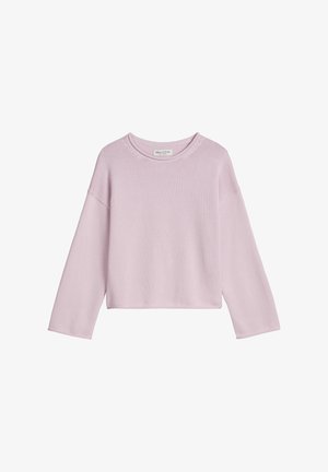 Hellrosa gestrickter Pullover mit rundem Ausschnitt und langen, leicht weiten Ärmeln. Der Stoff hat eine weiche, strukturierte Oberfläche.