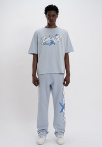 LOW LIGHTS STUDIOS® ASTRO JOGGER - Treniņtērpa apakšdaļas - sky blue