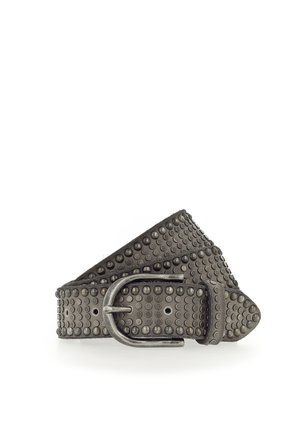 Schwarzer Leder-Gürtel mit Metallnieten und einer silberfarbigen Schnalle. Verfügt über ein strukturiertes Design und eine glatte Oberfläche. Enthält Löcher für Anpassungen.