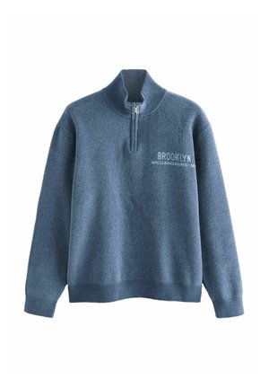 Pullover in maglia blu con colletto a zip a quarto e la scritta "Brooklyn Williamsburg NY" stampata sul lato sinistro del petto.