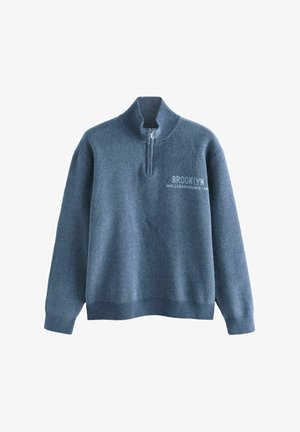 Pullover in maglia blu con colletto a zip a quarto e la scritta "Brooklyn Williamsburg NY" stampata sul lato sinistro del petto.