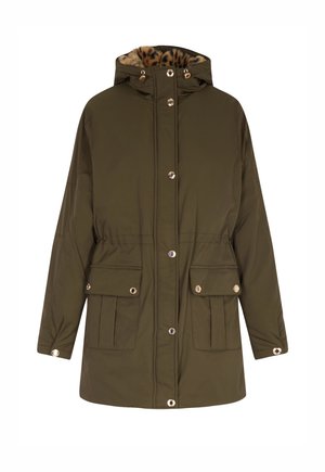 Parka verde con cappuccio foderato in pelliccia leopardata, bottoni a scatto frontali, vita regolabile e due tasche anteriori con patta e bottoni a scatto.