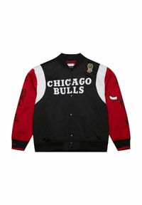 Chaqueta bomber de los Chicago Bulls en negro y rojo con detalles en blanco, con gran lettering frontal, bordado y tejido texturizado.
