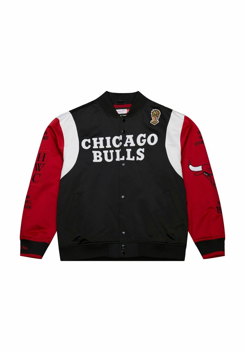 Chaqueta bomber de los Chicago Bulls en negro y rojo con detalles en blanco, con gran lettering frontal, bordado y tejido texturizado.