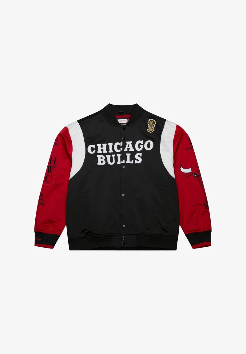 Veste bomber noire et rouge des Chicago Bulls avec des accents blancs, arborant de grandes lettres sur le devant, de la broderie et un tissu texturé.