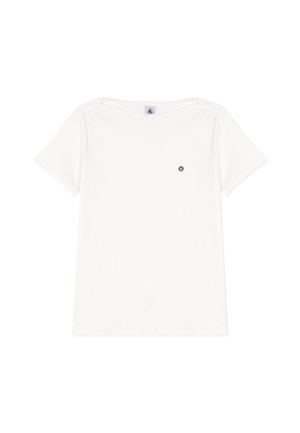 T-shirt blanc à manches courtes avec un petit logo rond noir et blanc sur le haut du côté gauche de la poitrine.