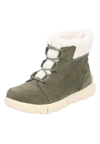Botas de gamuza verde con cuello de forro blanco, presentan cordones grises y suela de goma crema. Superficie texturada y diseño de perfil bajo.