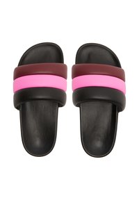 Chanclas negras con dos correas anchas y horizontales en rojo oscuro y rosa. Textura suave; diseño minimalista; punta y talón abiertos.