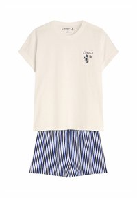 Kremowa koszula z krótkim rękawem w nadruk homara w kolorze granatowym; zestawiona z niebiesko-białymi szortami w pasy. Materiał bawełniany; swobodny krój i casualowy design.