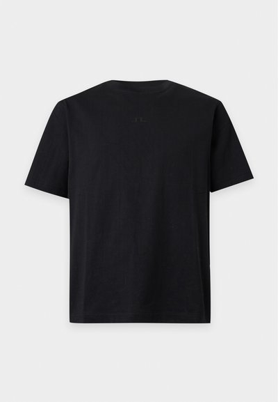 Μαύρο T-shirt με κοντά μανίκια, εμφανιζόμενο από πίσω, με ένα διακριτικό, μικρό λογότυπο κοντά στη λαιμόκοψη σε ανοιχτό φόντο.