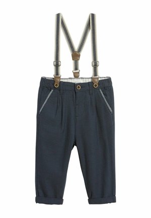 Pantalon bleu marine pour tout-petit avec ourlets retroussés et bretelles rayées réglables attachées par des boutons marron.