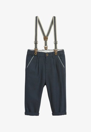 Marineblaue Kleinkinderhose mit gekrempelten Säumen und verstellbaren gestreiften Hosenträgern, befestigt mit braunen Knöpfen.