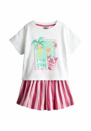Biały top z krótkim rękawem z plażowym motywem i dołączoną plisowaną spódnicą w różowe paski, zaprojektowany jako zabawny letni strój dla dzieci.