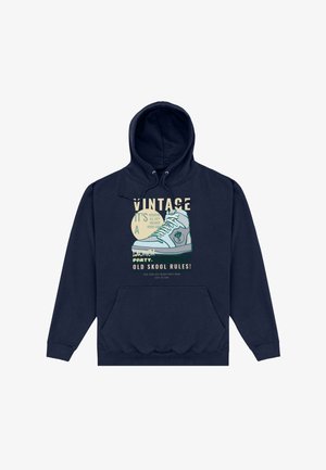 Sweat à capuche bleu marine avec une illustration graphique de basket et les textes "Vintage", "Old Skool Rules" ainsi que des phrases liées à un événement en beige et turquoise.