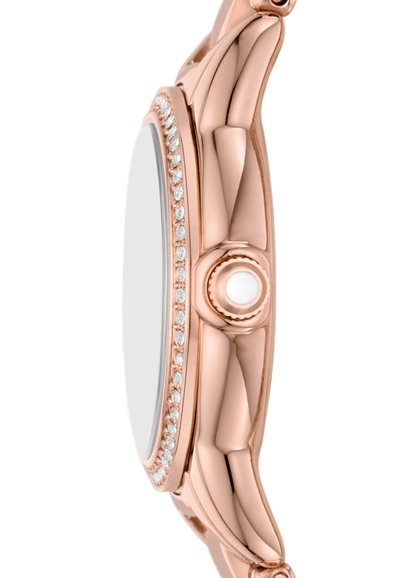 Hodinky z růžového zlata s texturovaným lunetou, zdobené malými čirými kamínky a centrálním kulatým tlačítkem s bílou perlou.