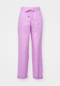 Pantalons en lin violet clair avec une taille élastique, un cordon de serrage réglable et des ourlets à revers. Texture lisse, coupe ample, design décontracté.