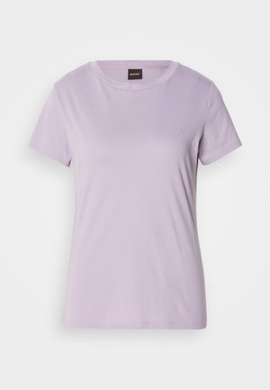 Camiseta de algodón color púrpura claro con cuello redondo, mangas cortas y un sutil logo en escritura decorado con strass en el pecho.