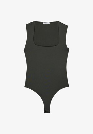 Maslinasto zeleni bezrukavni body s kvadratnim izrezom, izrađen od glatkog materijala. Ima tanga dno i kopčanje na dnu.