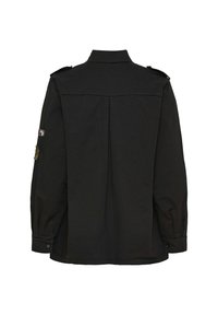 Svart långärmad skjorta med krage, axelklaffar och knäppta manschetter. Har en jämn textur och skräddarsydd design.