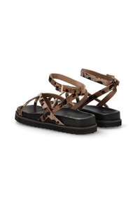 Sandalias de animal print marrón con correas entrelazadas, plantilla negra y suela de goma texturizada. Hebilla ajustable para un mejor ajuste.