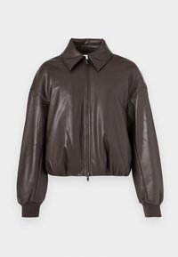 Καφέ μπουφάν bomber από συνθετικό δέρμα με φερμουάρ μπροστά, φαρδιά γιακά και ριμπ μανσέτες. Διαθέτει χαμηλωμένους ώμους και cropped γραμμή.