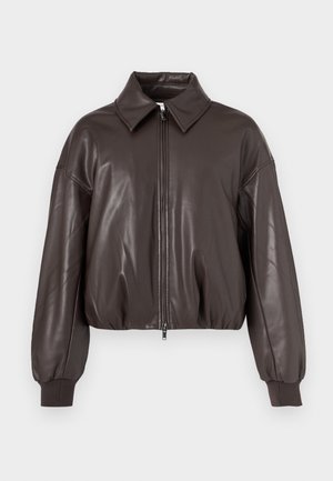 Καφέ μπουφάν bomber από συνθετικό δέρμα με φερμουάρ μπροστά, φαρδιά γιακά και ριμπ μανσέτες. Διαθέτει χαμηλωμένους ώμους και cropped γραμμή.