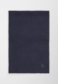 Écharpe en laine bleu marine avec un motif texturé et un petit logo dans le coin inférieur. Forme rectangulaire avec des bords finis.
