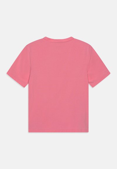 Kortärmad t-shirt med rund hals i enfärgad rosa, tillverkad av mjukt tyg. Har en enkel, omarkerad design med rak skärning och enkel fåll.