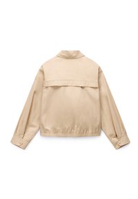 Beżowa lekka kurtka z długimi rękawami, mankietami na guziki, rozcięciem na karczku z tyłu oraz elastycznym dołem, widziana od tyłu.