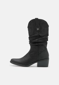 Czarne sztuczne skórzane cowboyki z luźnym cholewką, plecionym detalem na górze i piętą o warstwowymi klockami. Gładka textura i spiczasty nosek.