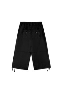 Pantalon noir large et court avec taille élastique, deux poches arrière à boutons, détails de coutures et cordons ajustables à l'ourlet.