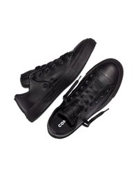 Par af sorte lave lædersneakers med sorte snørebånd, teksturerede gummisåler og mærkede indersåler på hvid baggrund.