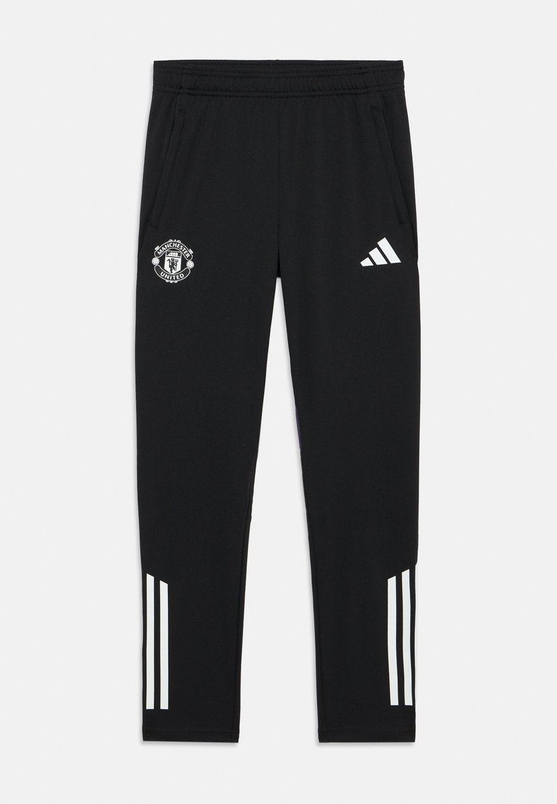 Juodos sportinės kelnės su „Manchester United“ logotipu kairėje viršuje ir trimis baltomis juostelėmis kiekvienoje pusėje. Pagamintos iš lengvos medžiagos.
